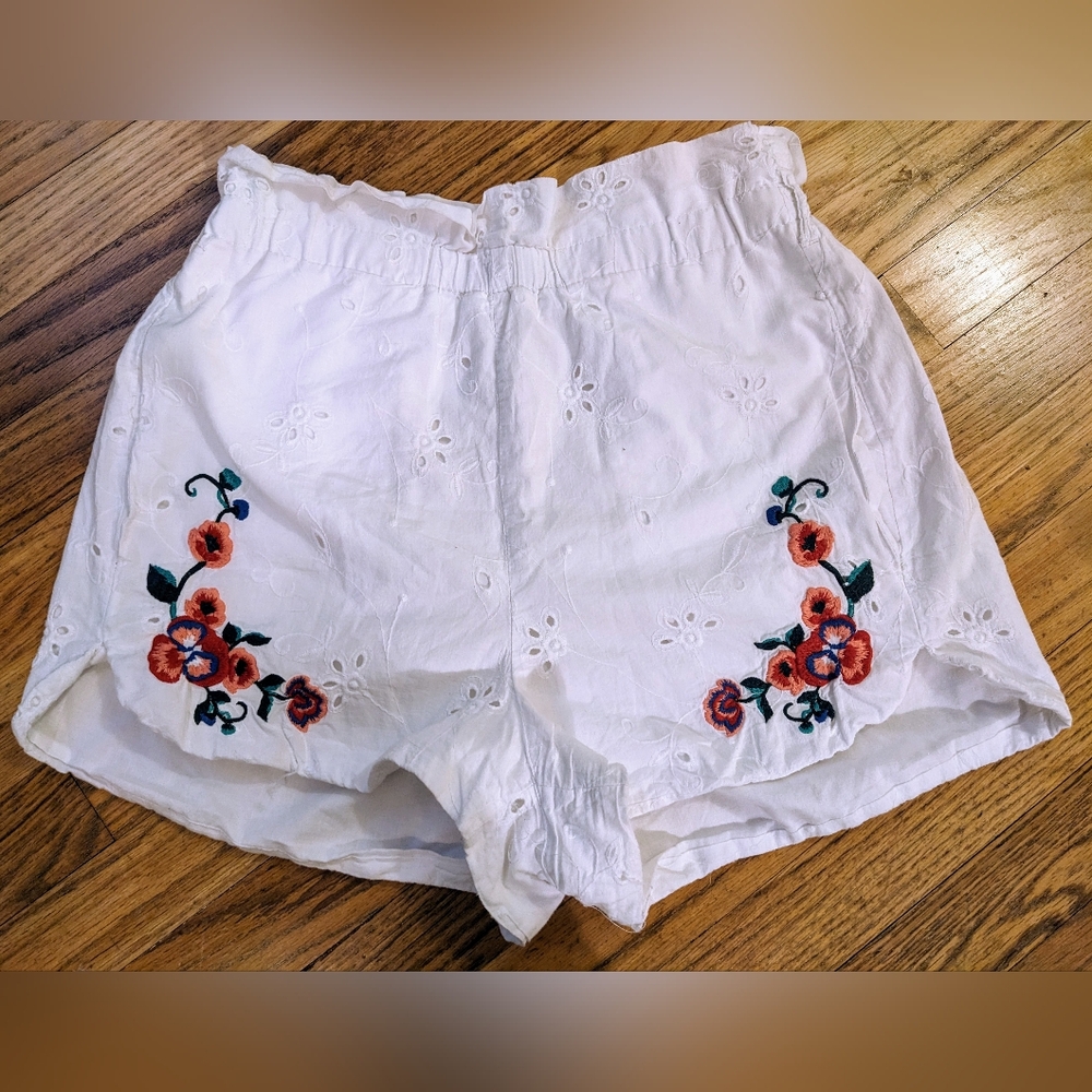 Express White Eyelet Floral Embroidered High Waist Coquette Cotton Shorts sz M